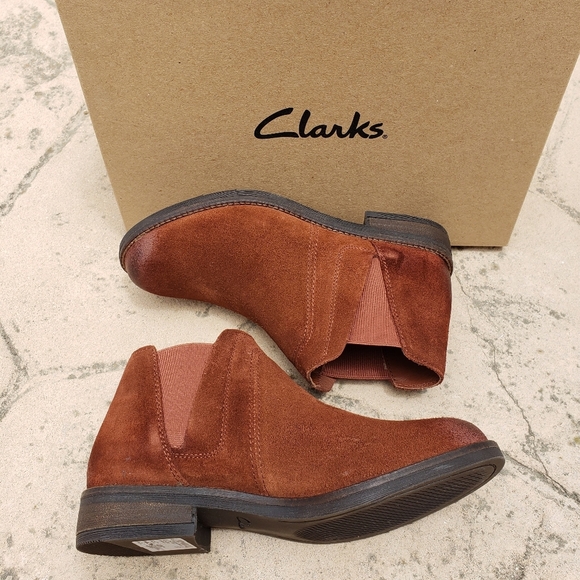 Clarks Womens Demi Beat Tan Suede Pull On Ankle Chelsea Boots Shoes NWT - Picture 4 of 10